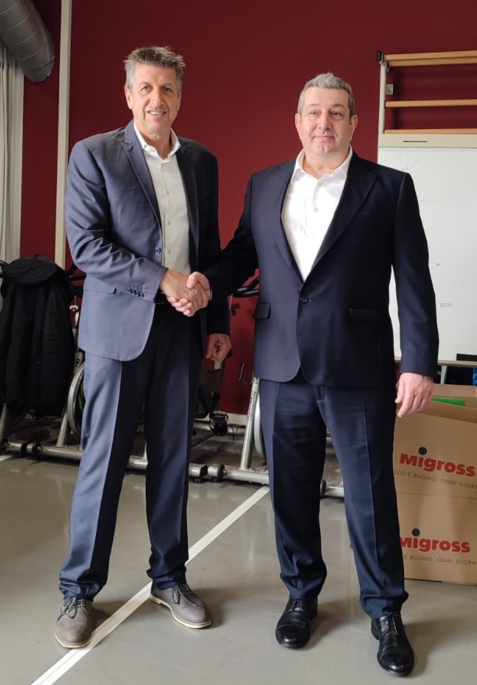 foto 2 marco bertoletti stringe la mano al nuovo presidente CR FK Lombardia Giuseppe Del Gaudio